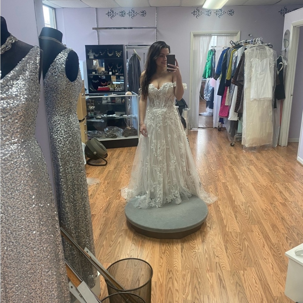 Elegant Lace Wedding Gown